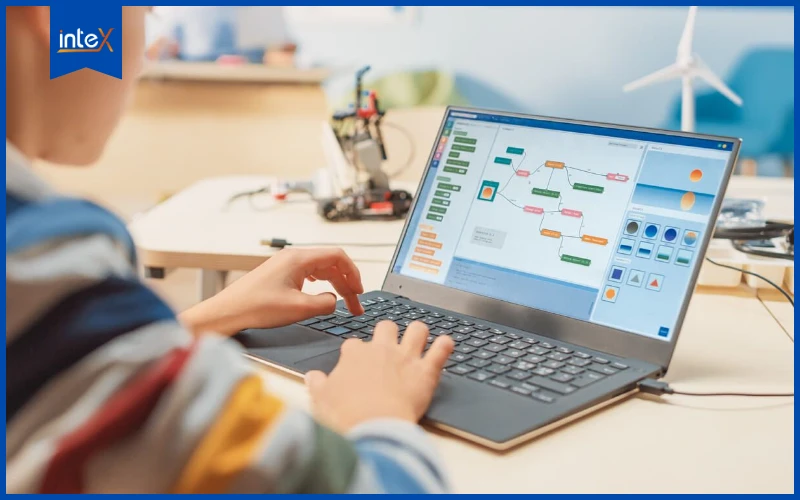 Trẻ học lập trình tại nhà với dự án thực tế