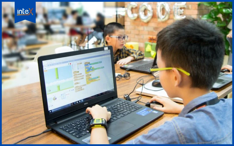 Trẻ tự học lập trình Scratch