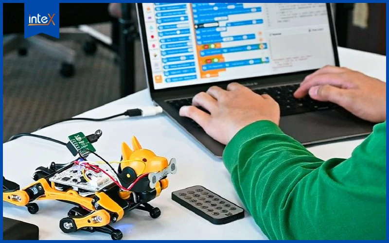 Trẻ tự học lập trình robot