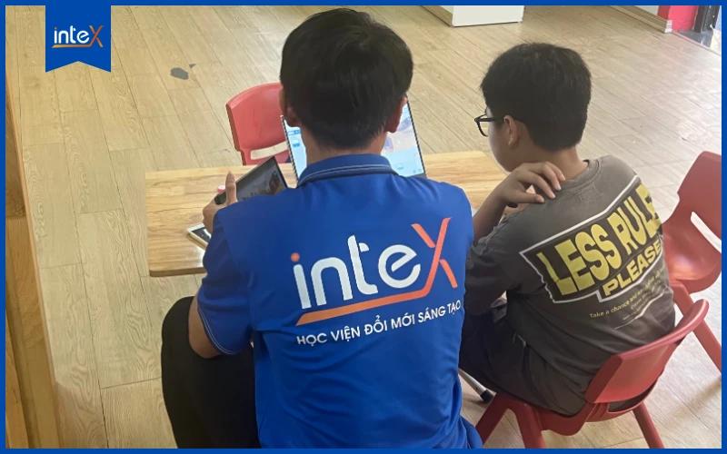 Học sinh tham gia khóa học lập trình robot online tại trung tâm inteX ở Hà Nội