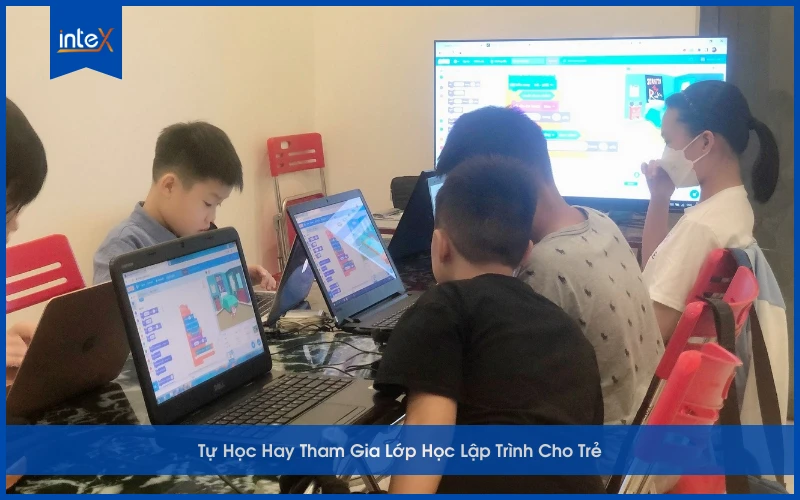 Trẻ em học lập trình trực tiếp với giáo viên trong lớp, rèn tư duy và kỹ năng công nghệ