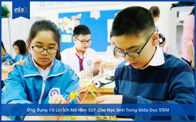 Hai học sinh cùng nhau thảo luận và làm thí nghiệm trên bàn học