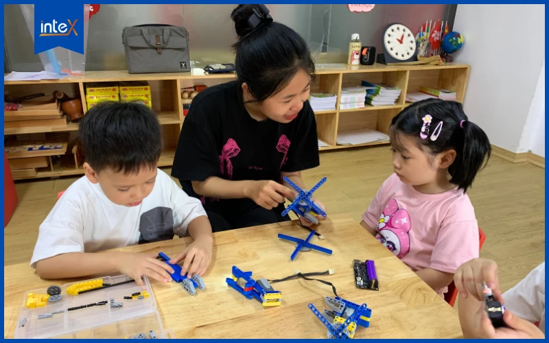Trẻ em lắp ráp robot trong lớp học STEM Robotics