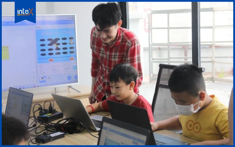 Ba mẹ cùng con học lập trình online tại nhà, hỗ trợ con làm bài tập trên máy tính.