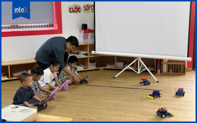 Giáo viên hướng dẫn học sinh lập trình robot trong lớp học
