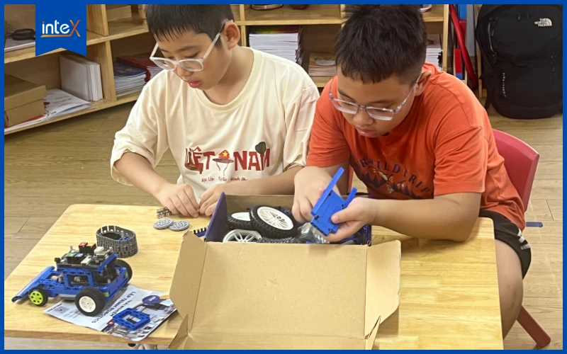 Các bé tham gia lớp học lắp ráp robot, thực hành STEM trực tiếp tại Hà Nội