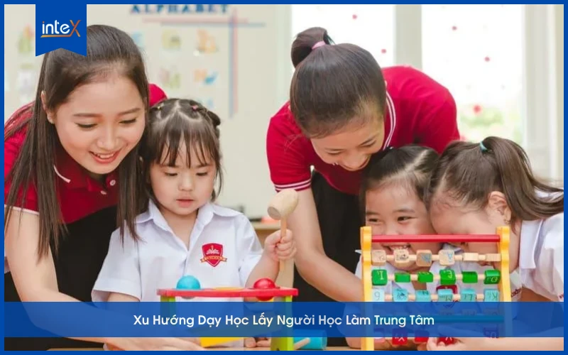 Giáo viên hướng dẫn học sinh tham gia hoạt động học tập nhóm theo phương pháp lấy người học làm trung tâm.
