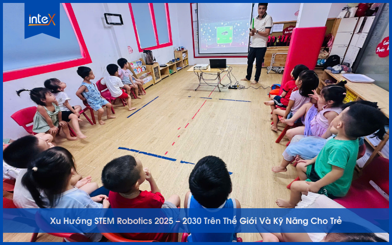 Trẻ em học STEM Robotics, lập trình và lắp ráp robot trong lớp học công nghệ inteX