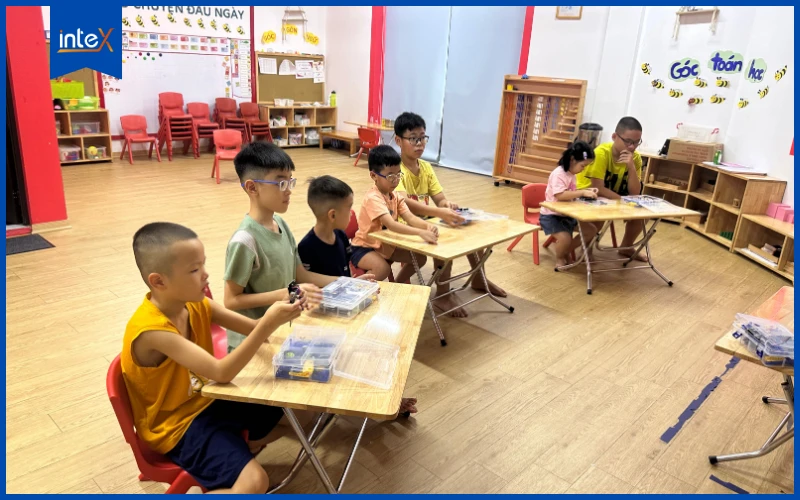 Lớp học STEM và lập trình, học sinh thảo luận và thực hành theo nhóm