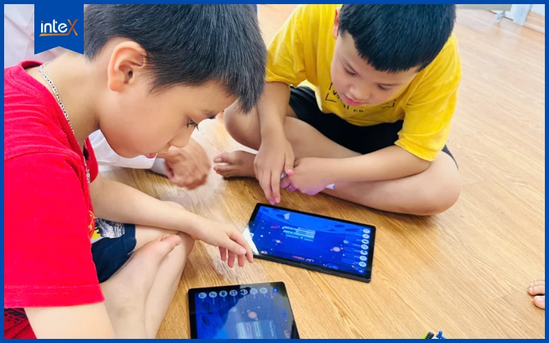 Học sinh tiểu học học lập trình kéo thả trên máy tính bằng Scratch để rèn luyện tư duy logic và sáng tạo.