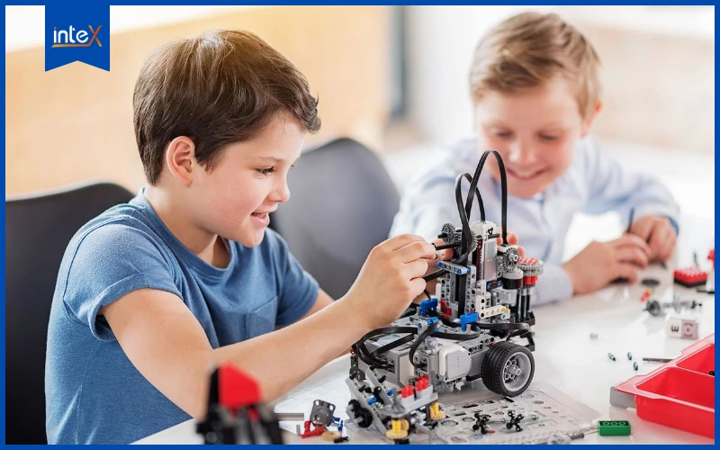 Trẻ em học Robotics, lắp ráp và điều khiển robot giúp phát triển tư duy sáng tạo và kỹ năng công nghệ.
