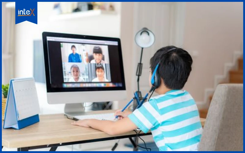 trẻ học online giao tiếp với các bạn