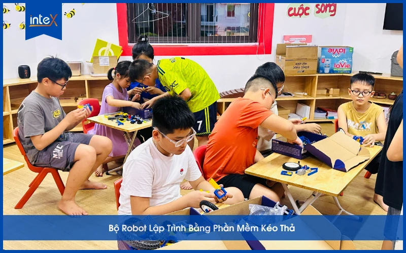 Trẻ em học lập trình robot bằng phần mềm kéo thả tại Intex trong giờ học STEM.