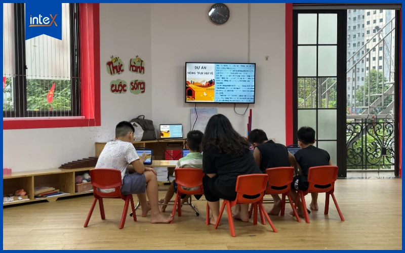Học sinh cấp 2 trong lớp học lập trình robot bằng các ngôn ngữ phổ biến tại Học viện inteX