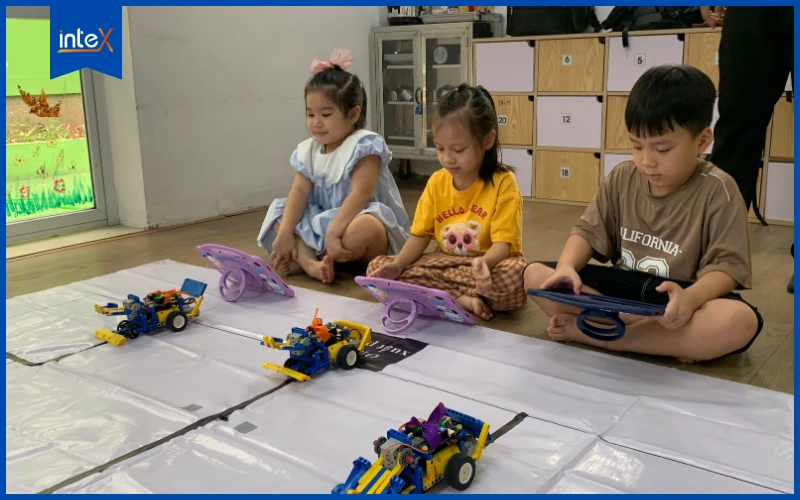 Học sinh thực hành lập trình robot bằng phần mềm kéo thả trong giờ học STEM