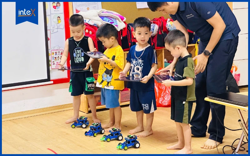 Dạy robot cho trẻ mầm non tại inteX