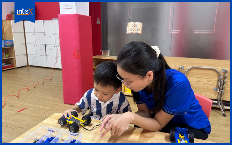 Giáo viên lưu ý gì khi dạy trẻ học lập trình robot online