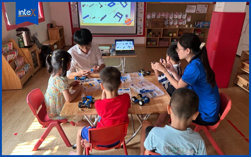 Hoạt động nghệ thuật với robot