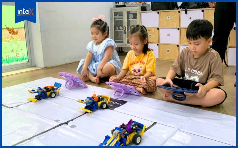 Hoạt động thi đấu robot trong lớp học robotics tại trường mầm non