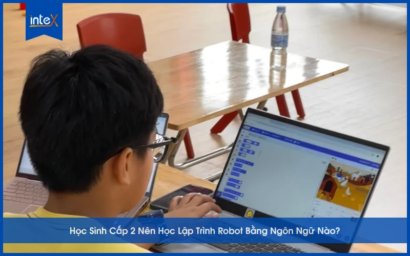 Học sinh cấp 2 học lập trình robot bằng máy tính trong lớp học