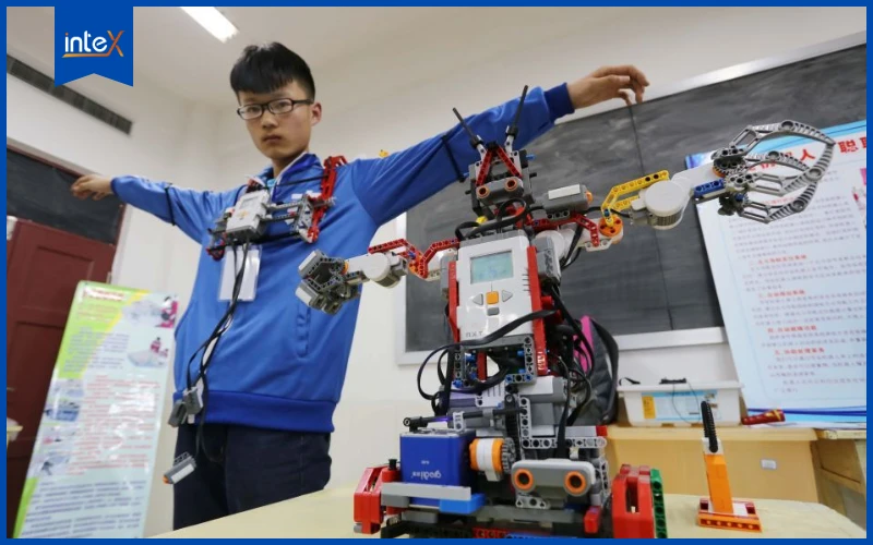Học sinh THCS lập trình robot di chuyển theo động tác cơ thể