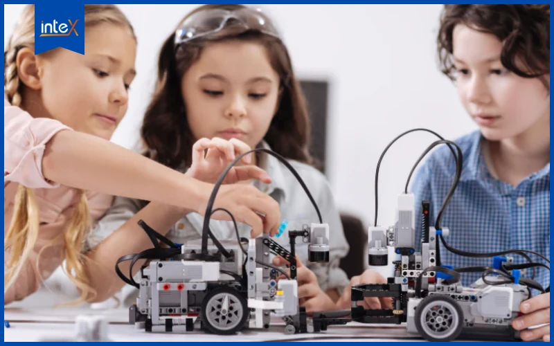 Học sinh cấp 2 học lập trình robot theo nhóm