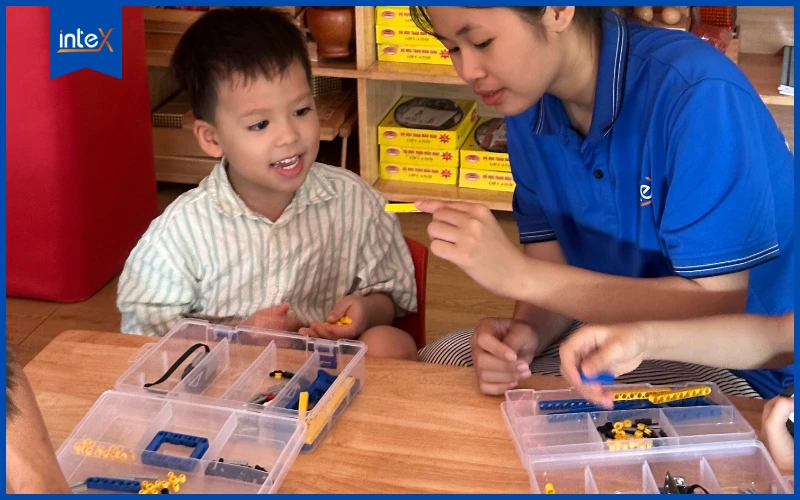 Học sinh mầm non học robot tại inteX