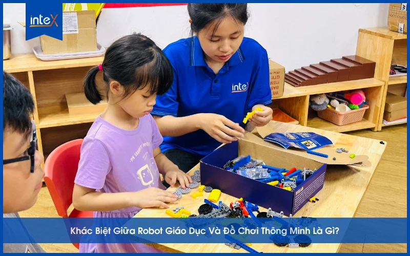 Học sinh thực hành robot giáo dục trong lớp học STEM