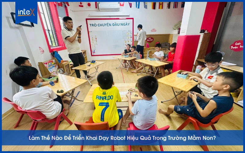 Trẻ mầm non học lập trình robot cùng giáo viên trong lớp học của Intex