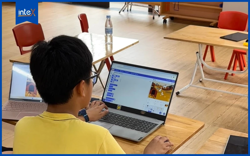 Học sinh tiểu học học tin học sớm trên máy tính để phát triển tư duy và kỹ năng công nghệ.