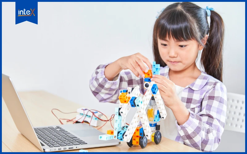 Bé gái học lập trình robot, thực hành lắp ráp robot thông minh