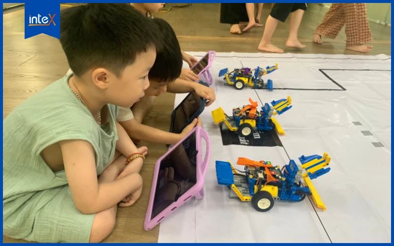 Trẻ em tập trung lắp ráp robot giáo dục trong lớp học STEM