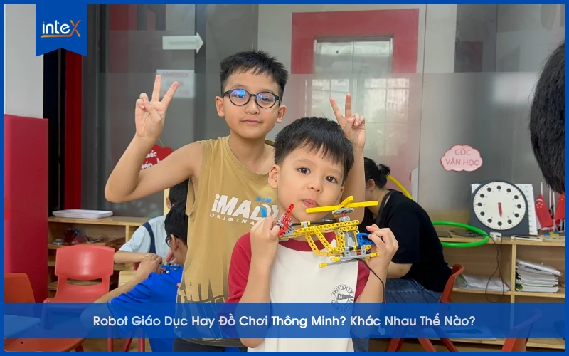 Trẻ em học và chơi cùng robot giáo dục tại lớp học STEM Intex, phát triển tư duy sáng tạo và kỹ năng công nghệ.