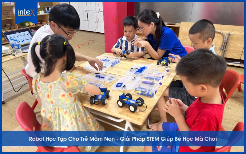Trẻ mầm non cùng nhau lắp ráp và học STEM qua robot học tập trong lớp học.