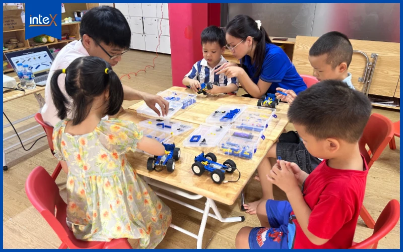 Trẻ em học lắp ráp robot giáo dục trong lớp học STEM