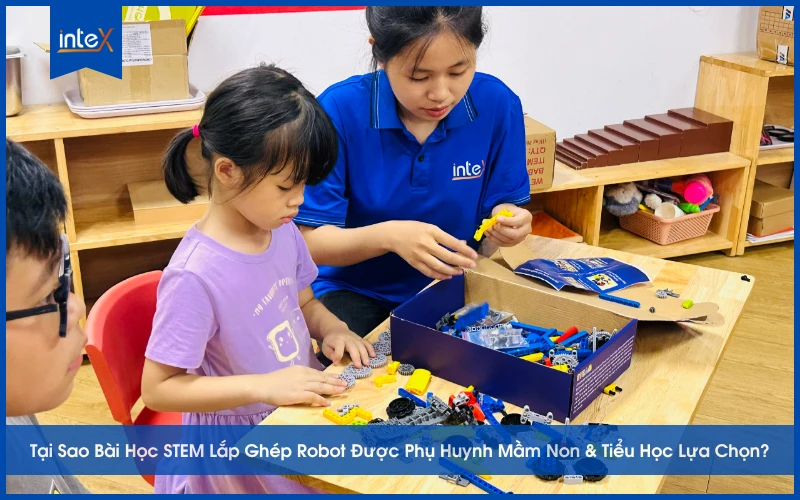 Cô Giáo hướng dẫn trẻ em lắp ghép robot trong lớp học STEM.