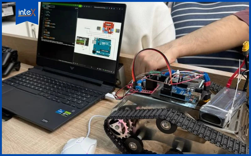 Học sinh lắp ráp và lập trình Arduino trong dự án STEM Robotics tại trường học