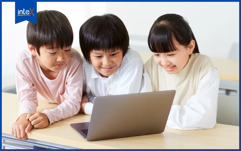 Trẻ em cùng học lập trình máy tính tại trung tâm uy tín TP.HCM