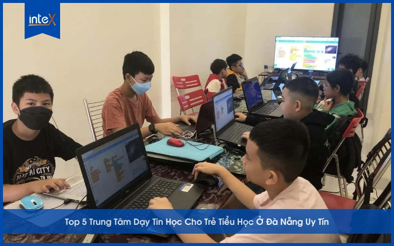 Học sinh tiểu học ở Đà Nẵng đang học tin học và lập trình trong lớp tại trung tâm đào tạo công nghệ