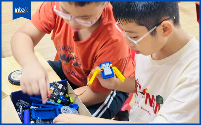Trẻ em học lập trình robot VROBox trong lớp, rèn luyện tư duy logic