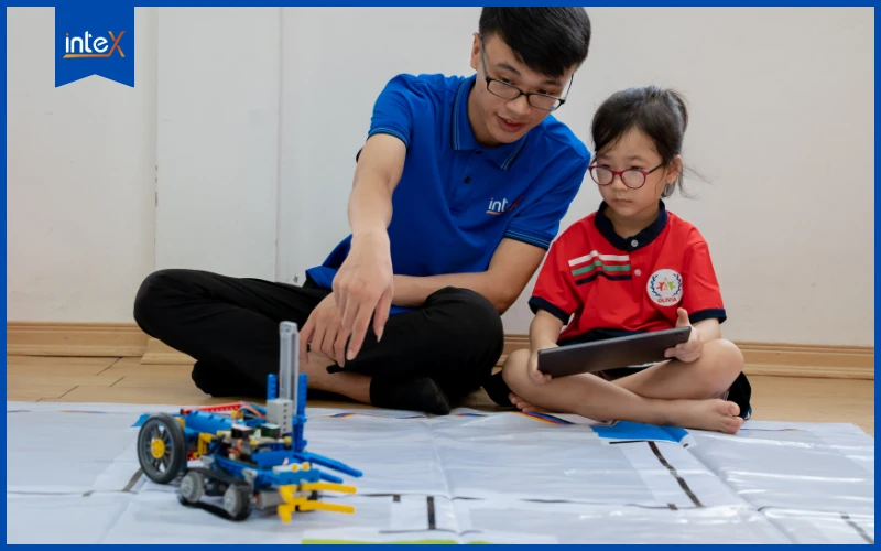 Trẻ làm quen với lập trình và robot từ bé