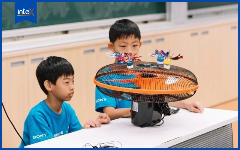 Trẻ tự do sáng tạo công nghệ trong lớp học robotics