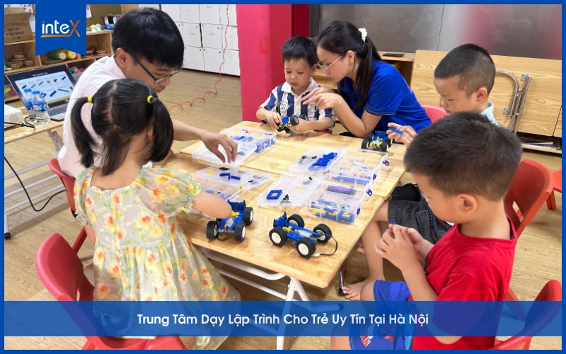 Trẻ em học lập trình và lắp ráp robot tại trung tâm dạy lập trình cho trẻ uy tín ở Hà Nội
