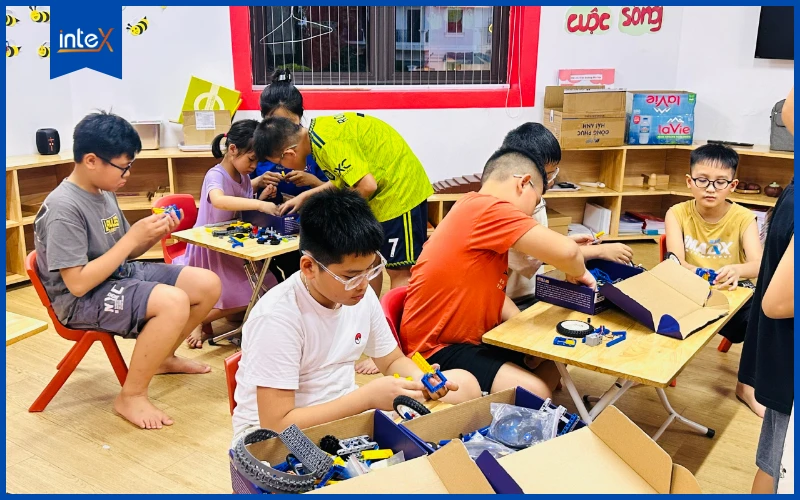 Nhóm học sinh tiểu học cùng nhau lắp ghép robot trong lớp học STEM, rèn kỹ năng teamwork.