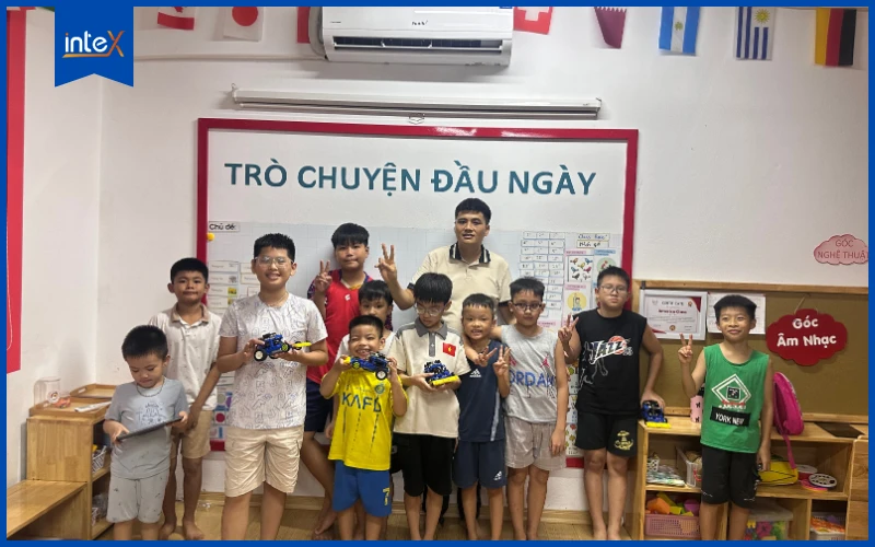 Trẻ tham gia lớp robot giáo dục phù hợp từng độ tuổi.