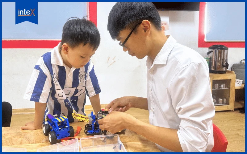 Buổi học Lắp Ráp Và Lập Trình Robotics