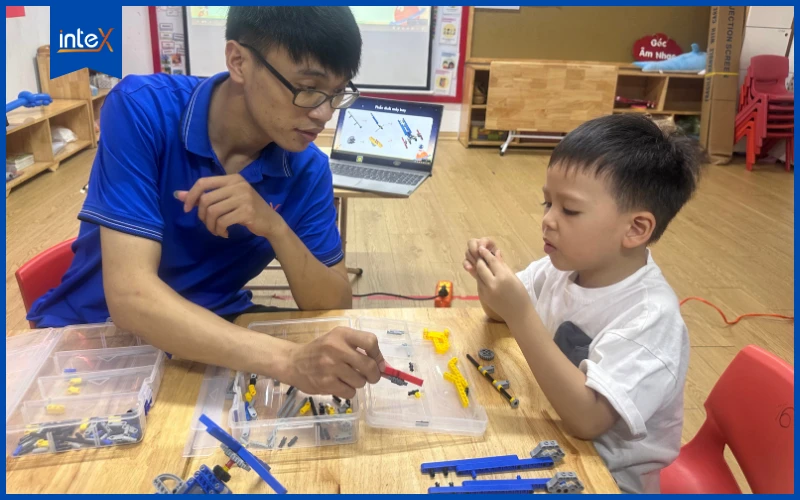 Trẻ mầm non mải mê lắp ráp và lập trình robot của mình