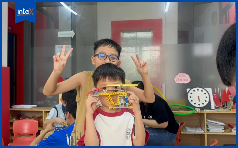 Trẻ tự tay lắp ráp máy bay di chuyển trong lớp học robotics