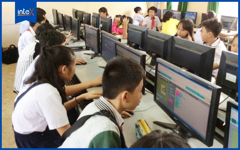 Lớp học tin học và công nghệ tại trường cấp 2