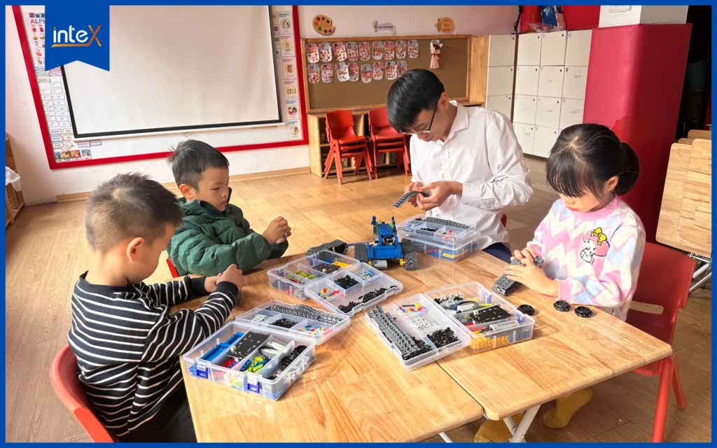 Một buổi học lắp ghép Robot tại inteX